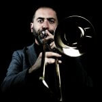 photo portrait d'un tromboniste en train de jouer